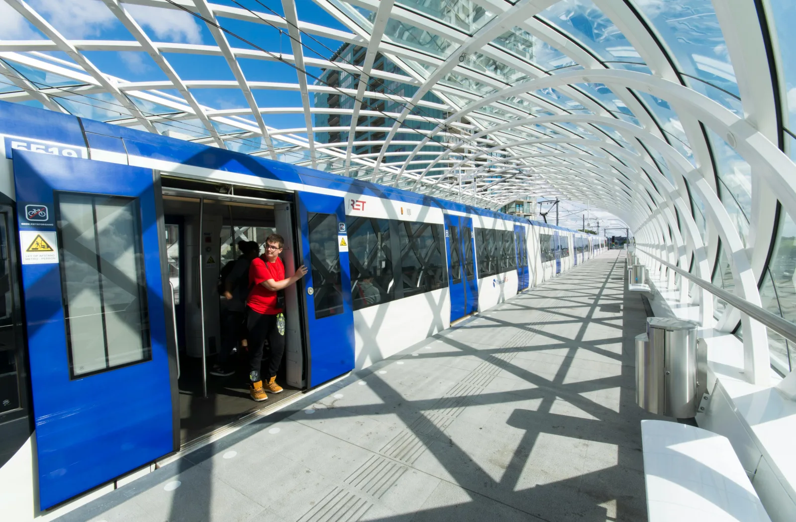 https://uploads.geodelta.com/uploads/pexels-jan-van-der-wolf-11680885-10599809.jpg